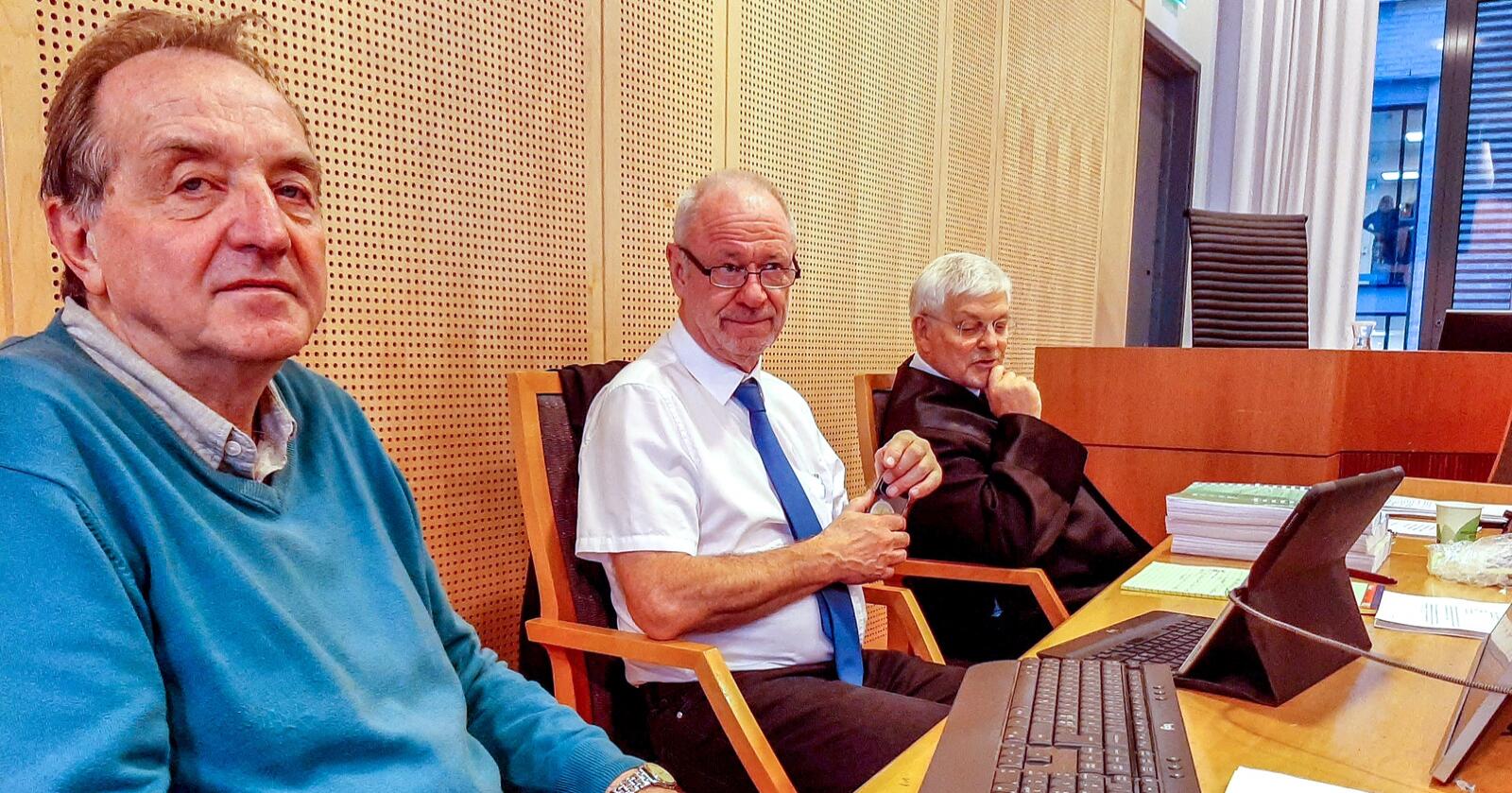 Roy Pedersen med advokatene Bent Endresen og Kjell Brygfjeld fra rettssakens første dag. Foto: Eivind Foremo/ Nei til EU