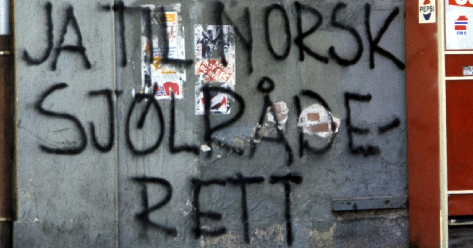 Da og nå: Nei-slagordet sprayet på en vegg da Norge hadde folkeavstemming om medlemskap i den europeiske unionen i 1972. Igjen har nei-sida et oppsving på meningsmålingene. Foto: NTB
 