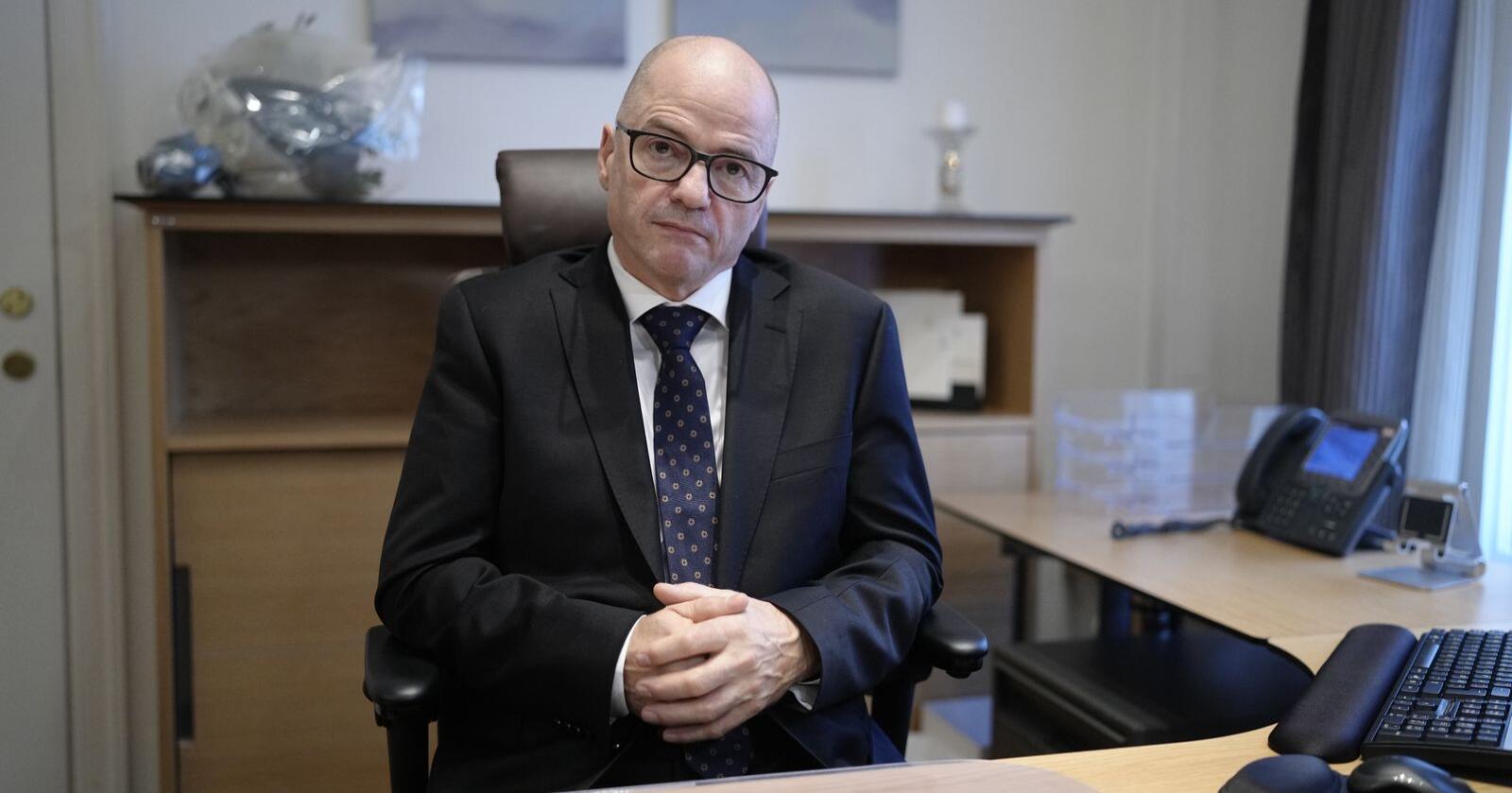 Forsvarsminister Odd Roger Enoksen (Sp) på plass i departementet etter regjeringsskiftet. Foto: Fredrik Hagen / NTB