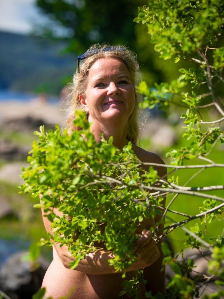 BITT AV BASILLEN: Kristin Aanes har vært naturist siden hun testet nakenbading første gang for 19 år siden. Nå er hun sekretær i Vestviken naturistforening (VVNF) og i Norsk naturistforbund (NNF). Foto: Trond R. Teigen / NTB
