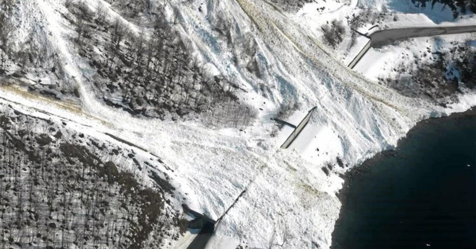 Hundrevis hvert år:  I snitt er det årlig rundt 200 snøskred på norske veier. Noen steder er det snøras på samme sted nesten hver vinter - som her i Norangsdalen i Møre og Romsdal. Her er det satt opp skredoverbygg og fangvoll som sikrer fylkesvei 655 gjennom Norangsdalen. Foto: Arild Solberg
