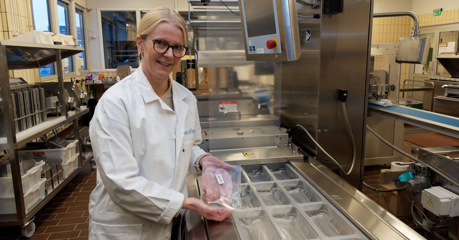Anlaug Ådland Hansen på Nofima har testet kylling som er pakket med forskjellige metoder. (Foto: Georg Mathisen)