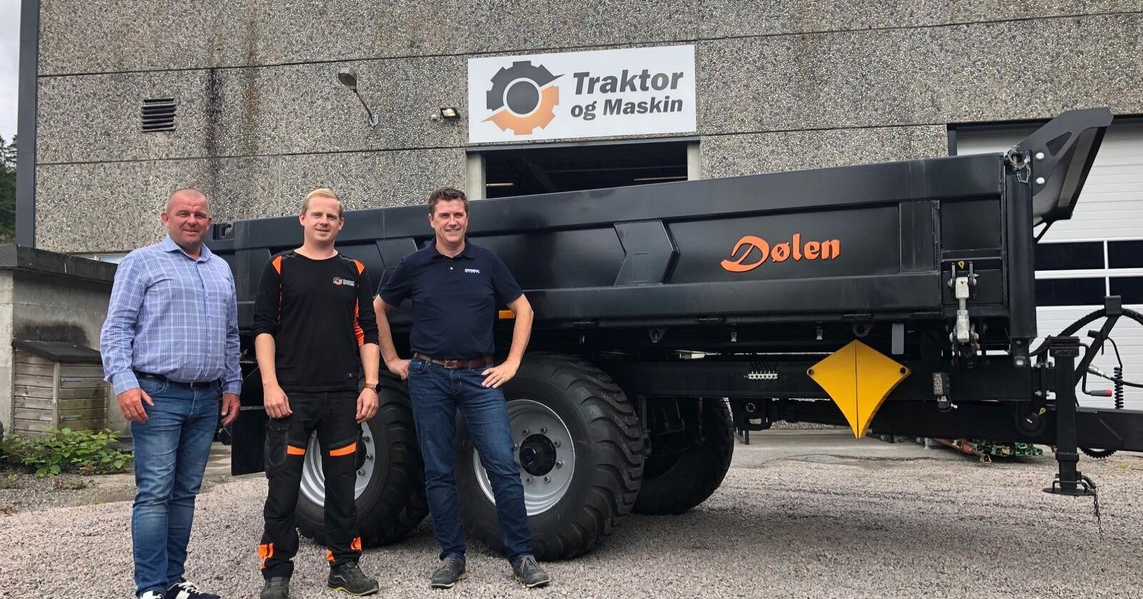 Eldar Undheim fra Rosendal Maskin AS (f.v), Trond Widar Løyning fra Traktor og Maskin AS og Tor Anders Høgaas, også fra Rosendal Maskin AS ser fram til samarbeidet rundt salg av Dølen-hengerne. 