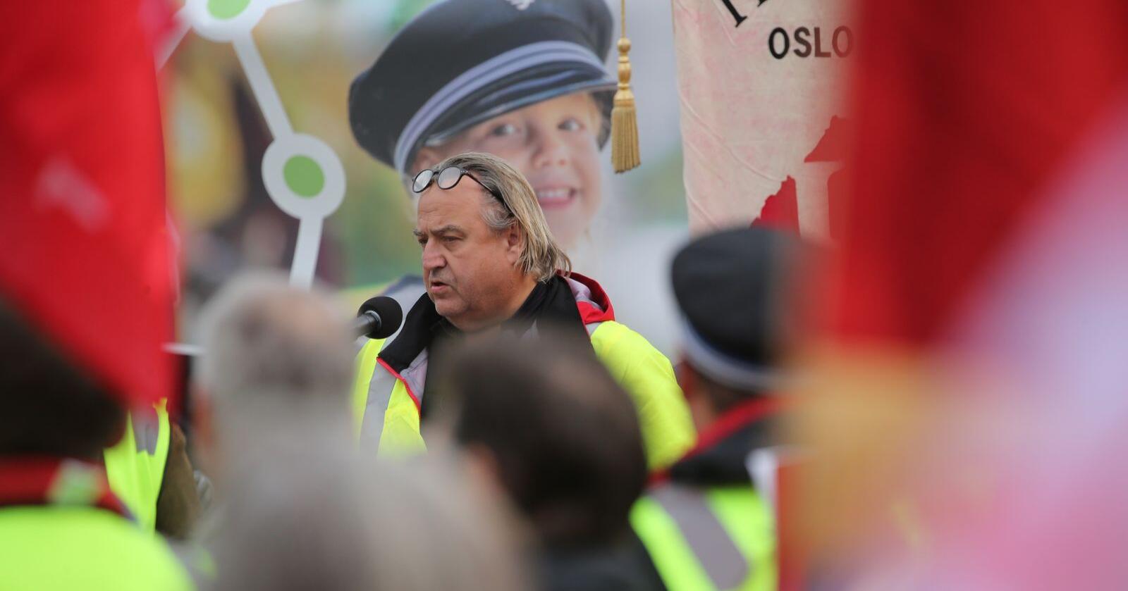 Streik: Leder i Norsk Lokomotivmannsforbund, Rolf Ringdal, holdt appell da LO streiket mot EUs jernbanepakke 4 høsten 2019. Foto: Ørn E. Borgen / NTB 