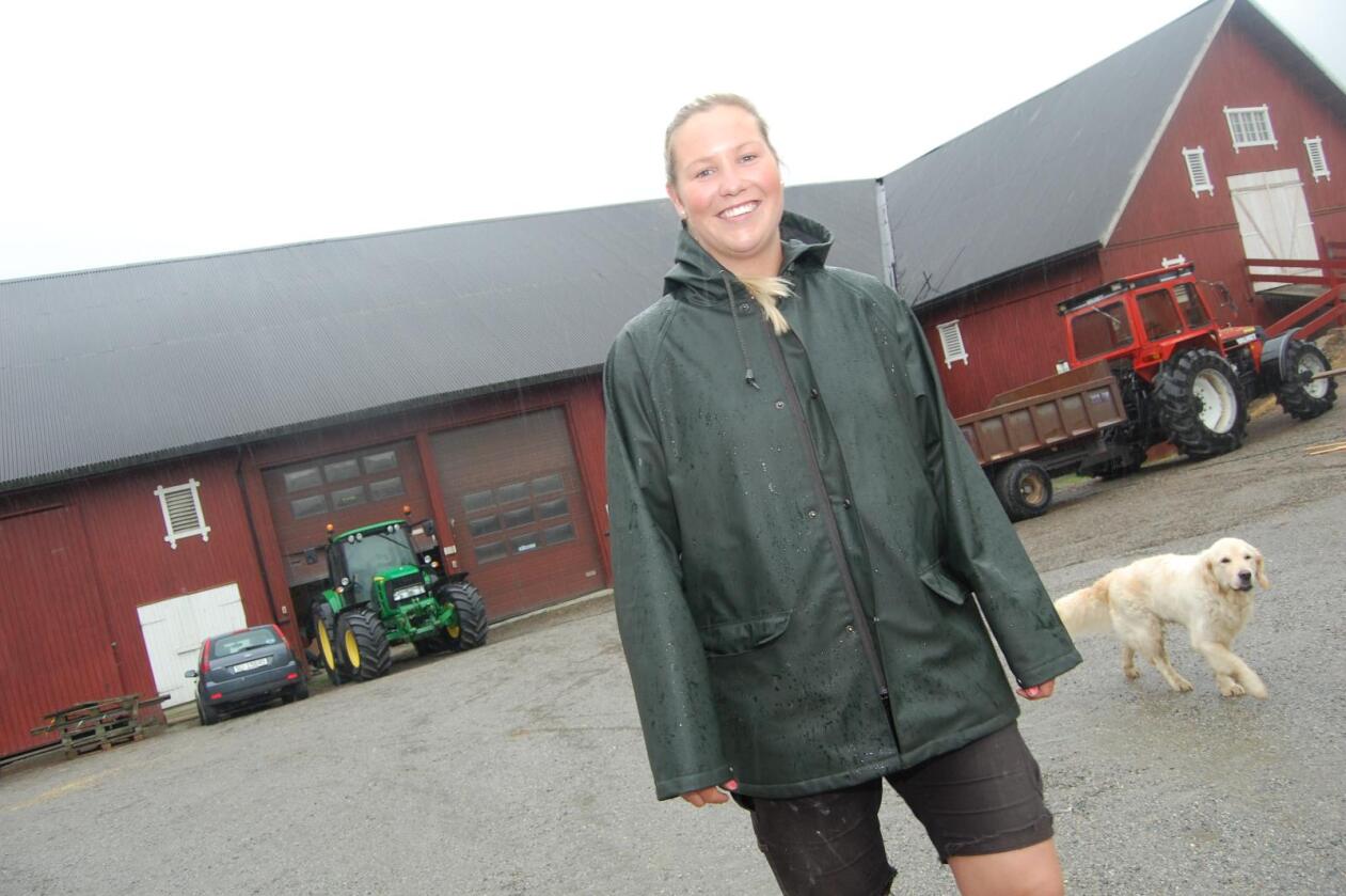 Marthe Bogstad er 25 år, fulltidsbonde, leder i Akershus Bygdeungdomslag og kaptein på det lokale damelaget – Borgen IL damer. Foto: Anders Sandbu