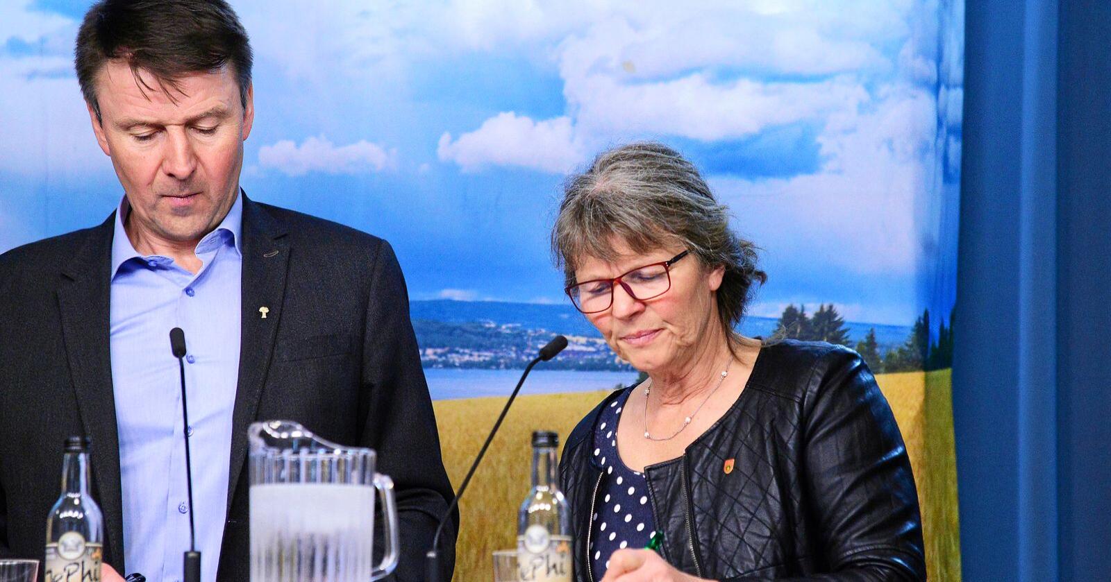 Lars Petter Bartnes, leder i Norges Bondelag, og Kjersti Hoff, leder i Norsk Bonde- og Småbrukarlag. Bildet er fra 2019. Foto: Siri Juell Rasmussen