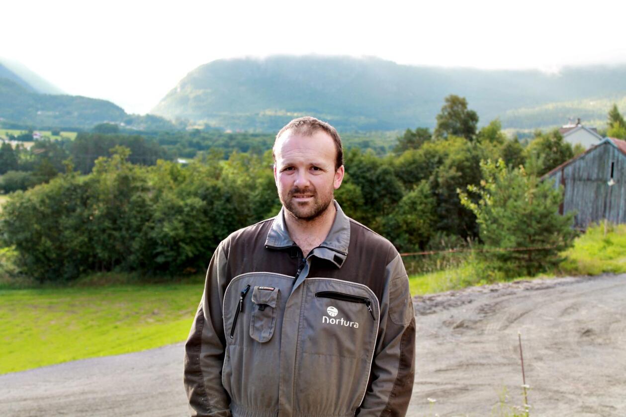 Vil være bonde: Håvard Halset (35) er en av stadig færre som bor på, og driver, en landbrukseiendom i Møre og Romsdal. – Jeg ønsker å produsere mat og ha dyr – det er min store lidenskap, sier Halset, som har jobb som lærer ved siden av gårdsdriften. (Foto: Privat)