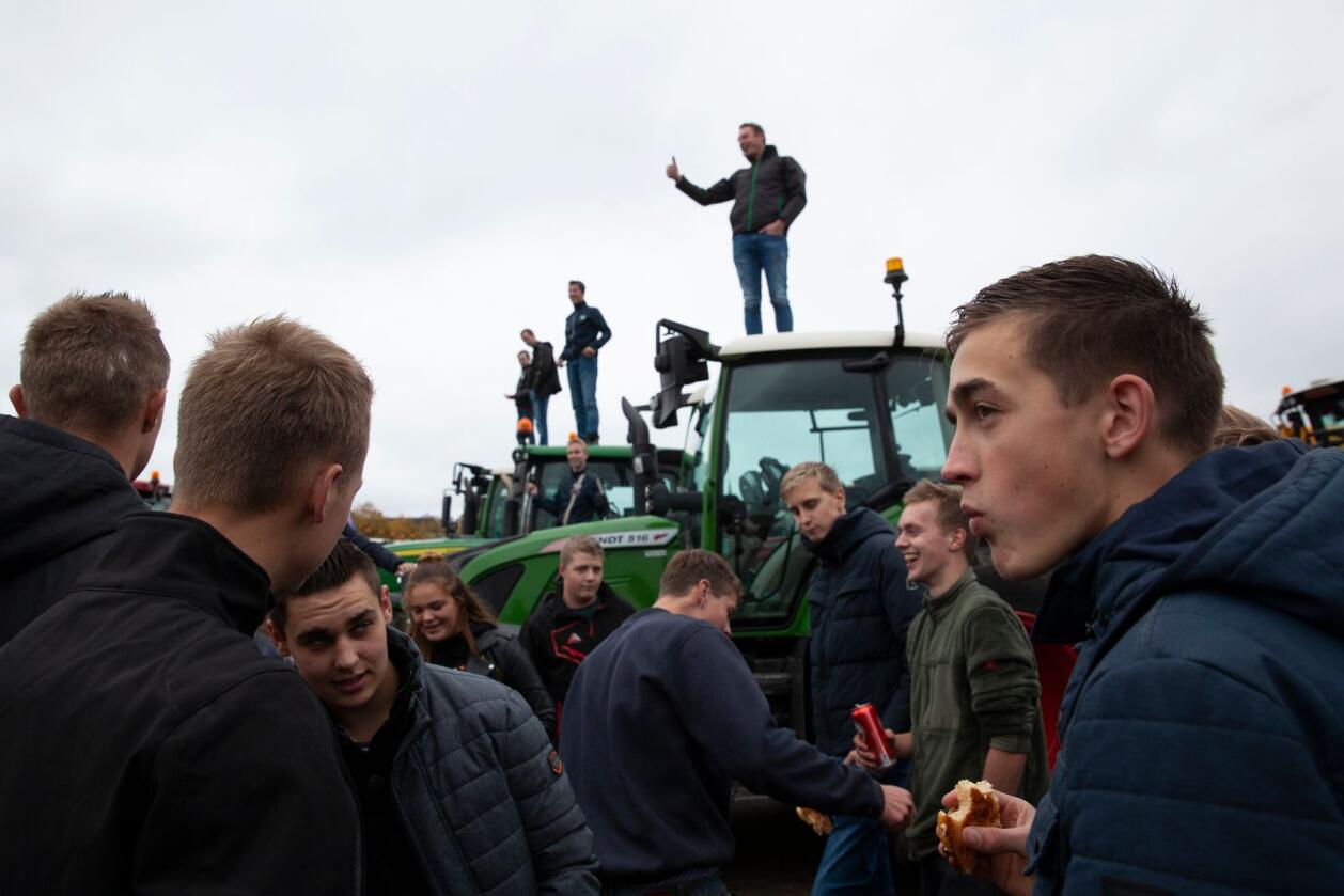 Flere tusen bønder demonstrerte i Haag i februar 2020 mot regjeringens planer om å kutte utslippene av nitrogenoksid. Nye protester er varslet etter fredagens kunngjøring. Foto: Peter Dejong / AP / NTB