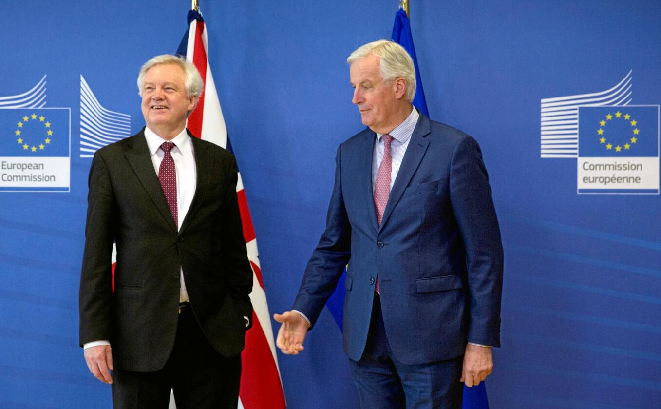 Snart ute: Den britiske statsråden for brexit, David Davis (t.v.) forhandler om Storbritannias forhold til EU. Her med EUs sjef for brexitforhandlingene, Michel Barnier, mandag denne uken. Foto: Virginia Mayo / AP / NTB scanpix