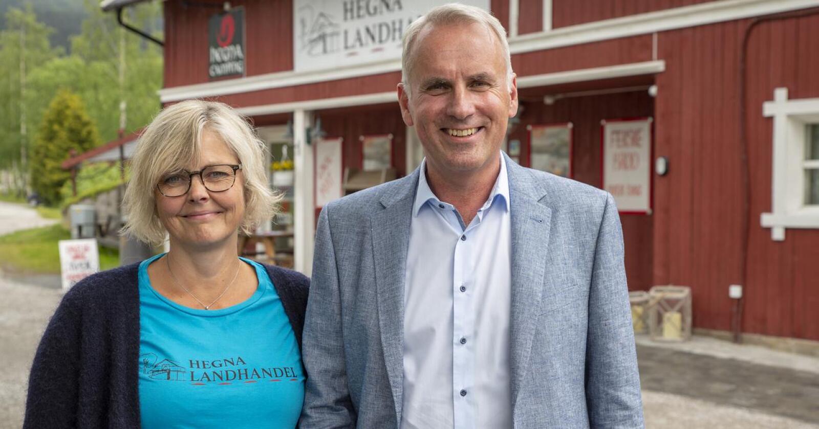 Gro Cathrine Aasgrav er dagleg leiar i Hegna Landhandel, og eig butikken saman med ektemannen Hans Olav Bakås. Foto: Kari Nygard Tvilde
