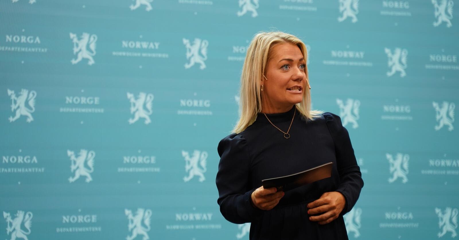 Sandra Borch, landbruks- og matminister, mottok rapporten fra Grytten-utvalget mandag. Foto: Jarand Ullestad