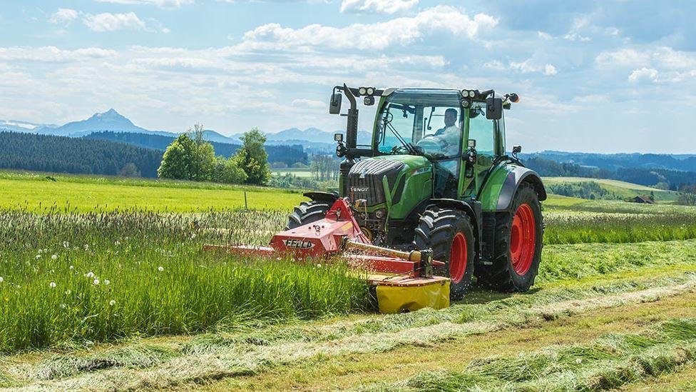 Fendt har meldt inn to kandidater til Årets traktor 2016, nemlig giganten 1050 Vario og den oppgraderte 300-seriens toppmodell - 313 Vario. (foto: Fendt)