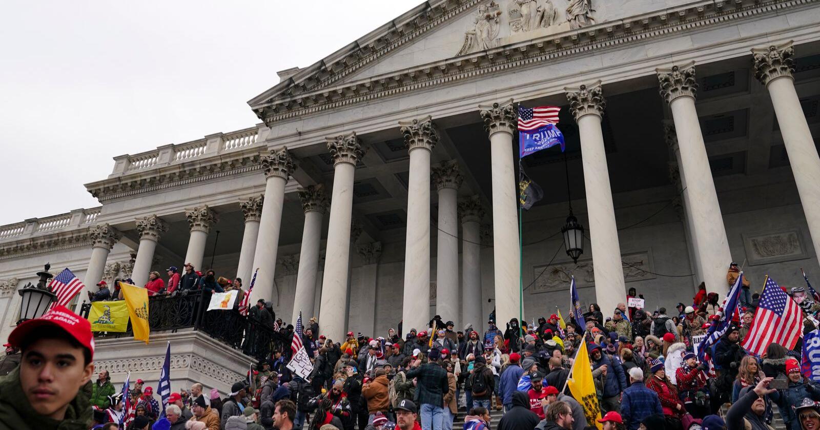 Demonstranter utenfor kongressbygningen i Washington. Foto: John Minchillo/AP/NTB

