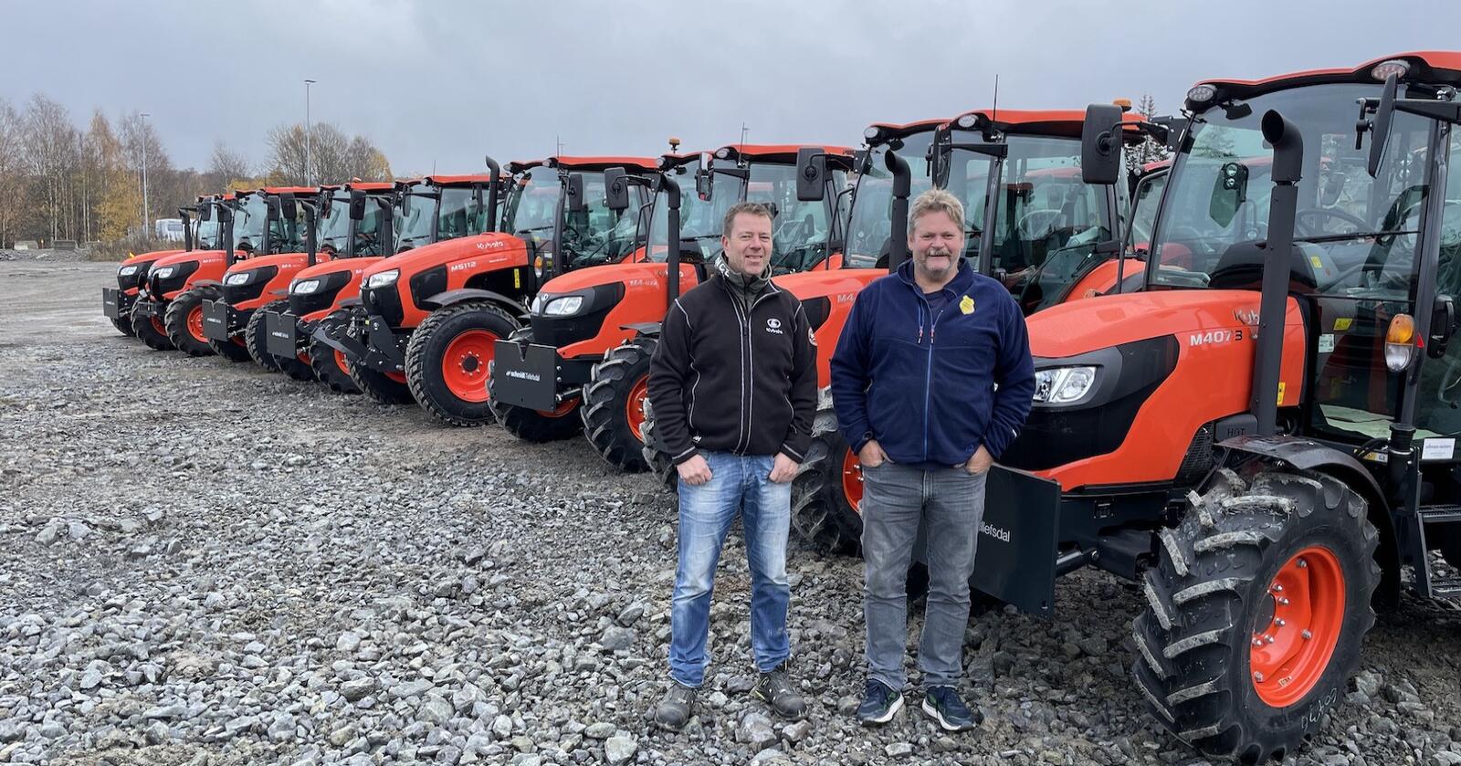 Kubota: Vaktmesterkompaniet har kjøpt en rekke Kubota-traktorer, Rune Teigen Sjøl til venstre og Dag Ellefsrud.