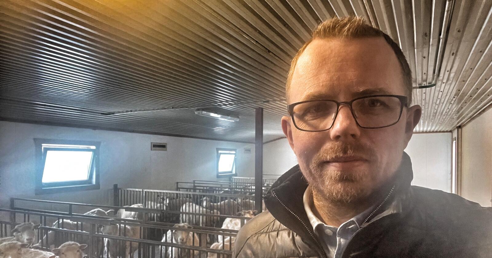 Tor Hallvard Mostøl er sauebonde i Bykle i Setesdal. Han håper det blir innført et driftstilskudd i årets jordbruksoppgjør. Foto: Privat. 