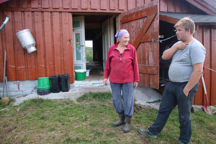 STØLSLIV: Bergljot bor på familiens støl sammen med kyrne to og en halv måned hver sommer. Her er hun sammen med bonden selv, barnebarnet André.