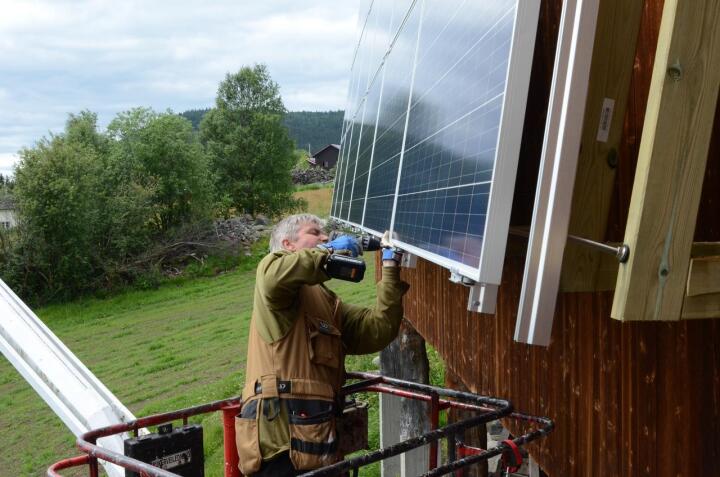 LUKRATIVT: Solcellepaneler på tak- og veggflater kan være ei svært lønnsom investering med dagens strømpriser. Foto: Linda Sunde