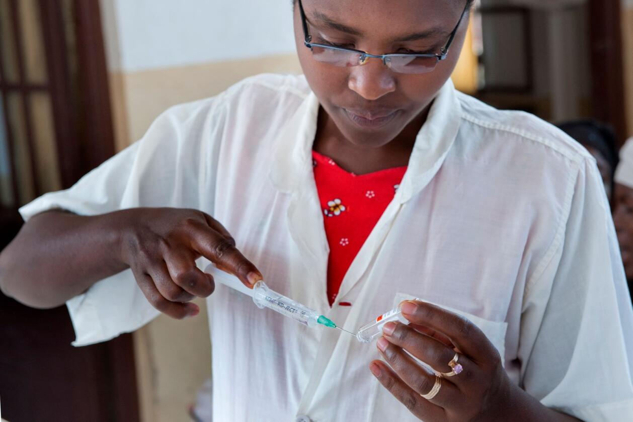 Vaksinealliansen GAVI fikk den største økningen i norske bistandsmidler i 2021, som følge av koronapandemien. Dette bildet er fra Burundi i 2013, hvor barn ble tatt med til vasinasjonssenteret i Rumonge. (Foto: Ken OpprannI)