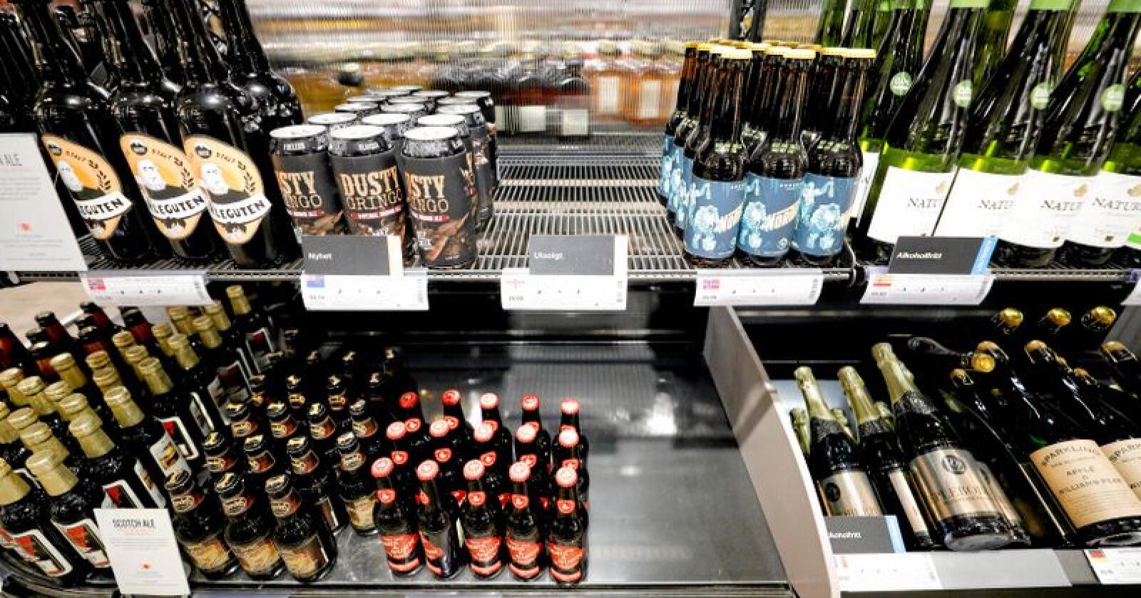 Salget av alkoholfrie varer hos Vinmonopolet har økt betraktelig. Hos Vinmonopolet på Oslo S er flere av produktene utsolgt.
Foto: Fredrik Hagen / NTB scanpix