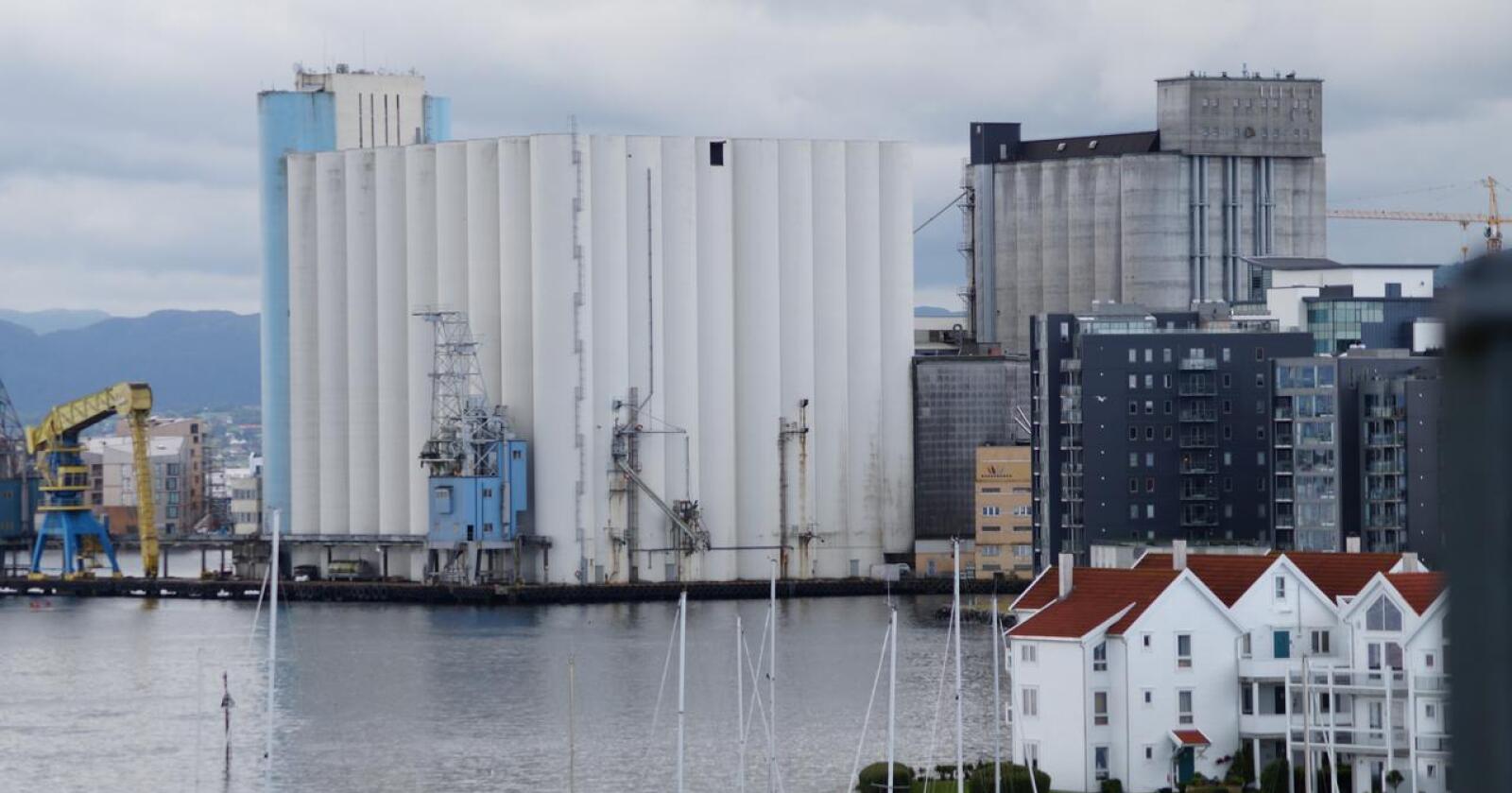 Beredskap: Stavanger Havnesilo er i ferd med å bli omregulert til leiligheter. Landbruks- og matministeren vil ikke nå gjøre noe for å sikre dagens lagringskapasitet for matkorn her. (Arkivfoto: Sjur Håland)