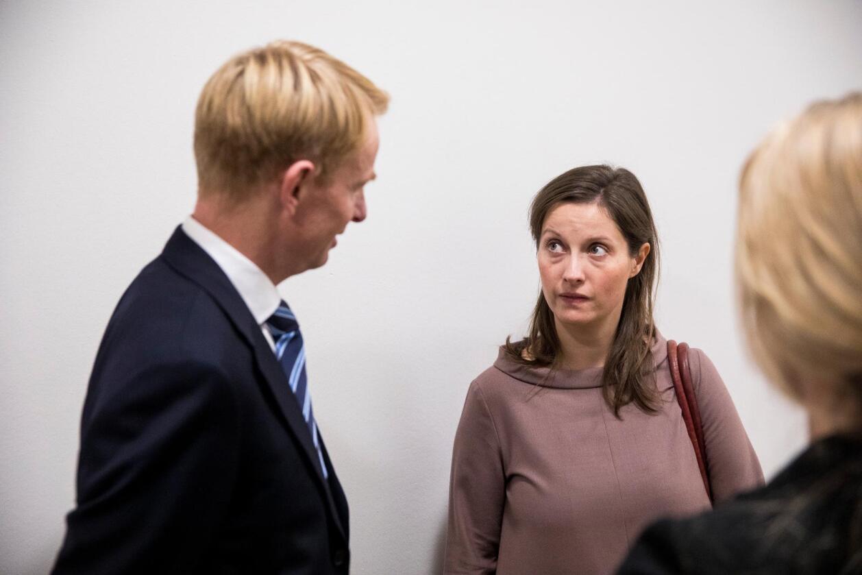 Miljøpolitisk leder Ingrid Lomelde i WWF snakker med advokat Steinar Eskild Trovåg i Oslo tingrett i november. Foto: Tore Meek / NTB scanpix