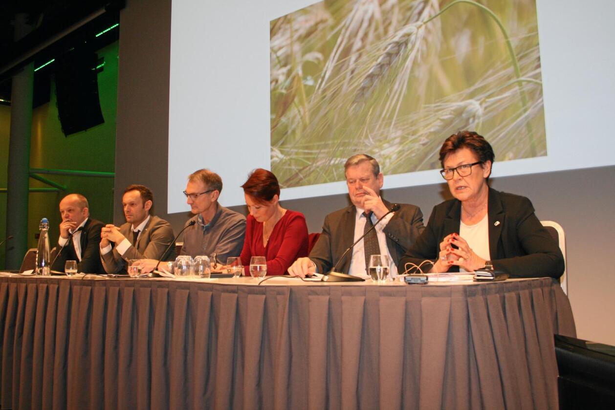 Debatt: Til og med Høyres Ingunn Foss måtte erkjenne at regjeringens forslag om å endre markedsordningen for korn neppe lar seg gjennomføre, da saken ble debattert på Kornkonferansen denne uka. Foto: Bjarne Bekkeheien Aase