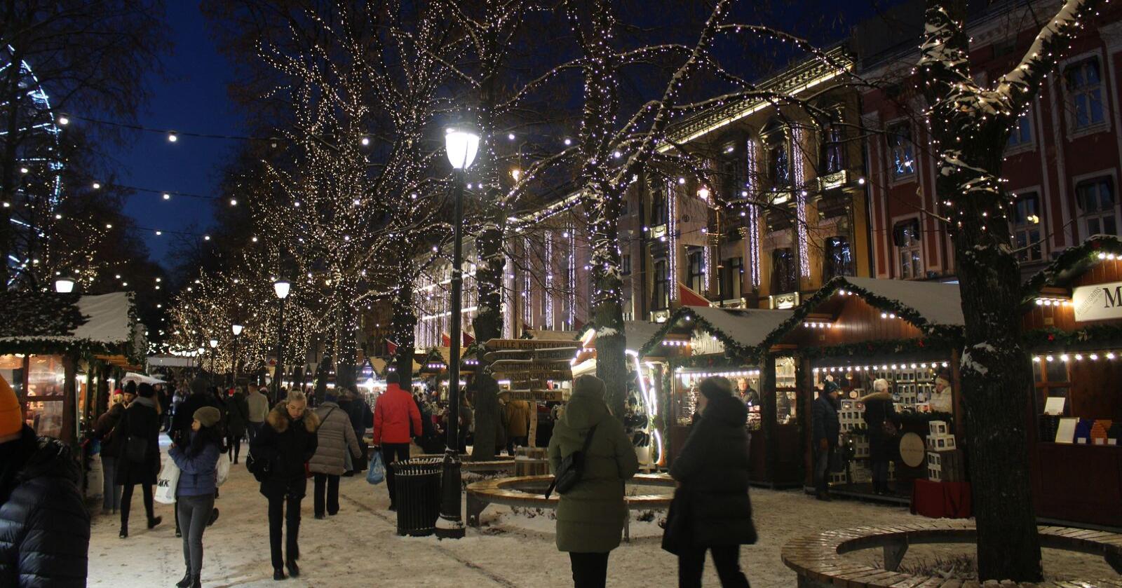 Ein person frå 20 år sidan ville vore overraska over utelysa og kor tidleg vi har byrja å pynte til jul. Her frå Julemarknaden «Jul i Vinterland» i Oslo. Foto: Heiko Junge / NTB / NPK