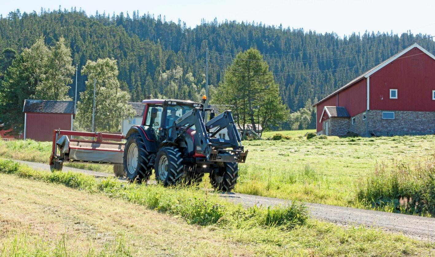Lang vei: Mange bønder må kjøre mye for å komme til jordbruksarealene sine. Foto: Odd Roger Langørgen / Bygdeforskning