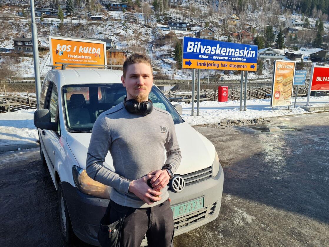 Bensinprisene har skutt i været. Det bekymret en av tre nordmenn, inkludert Sebastian Knørr. Foto: Øyvind Aukrust