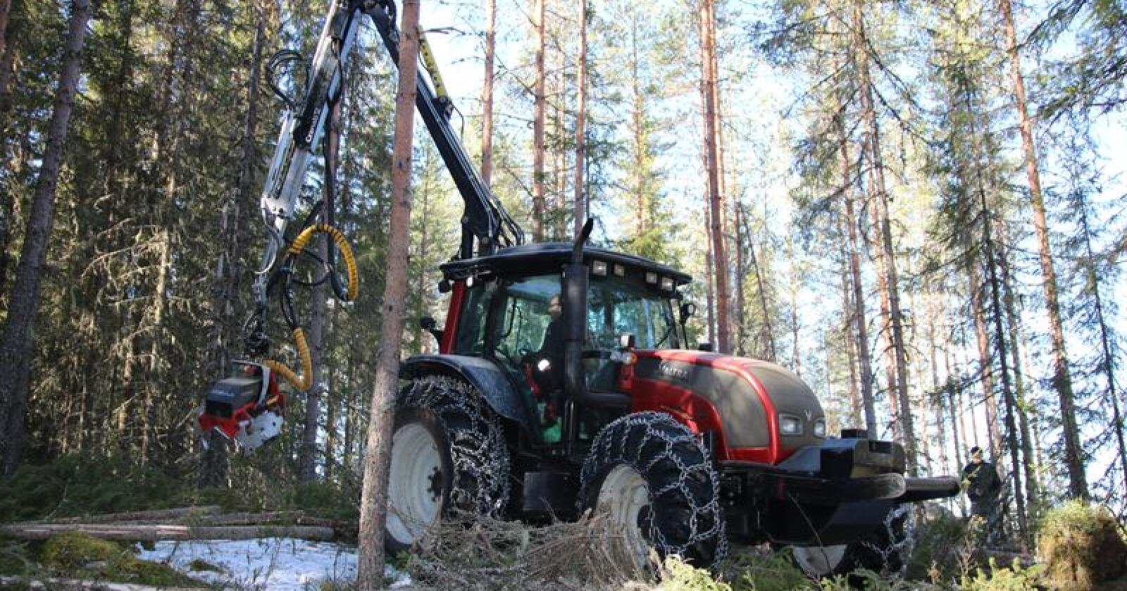 Med ei egen demonstrajonsløype hvor kunden kan få prøvekjøre skogstraktor- og redskap i sitt rette element, skal Läntmannen Maskins nye Kompetansesenter Skog gi ny giv til landbrukstraktoren som skogsmaskin. (Foto: Lars Raaen)