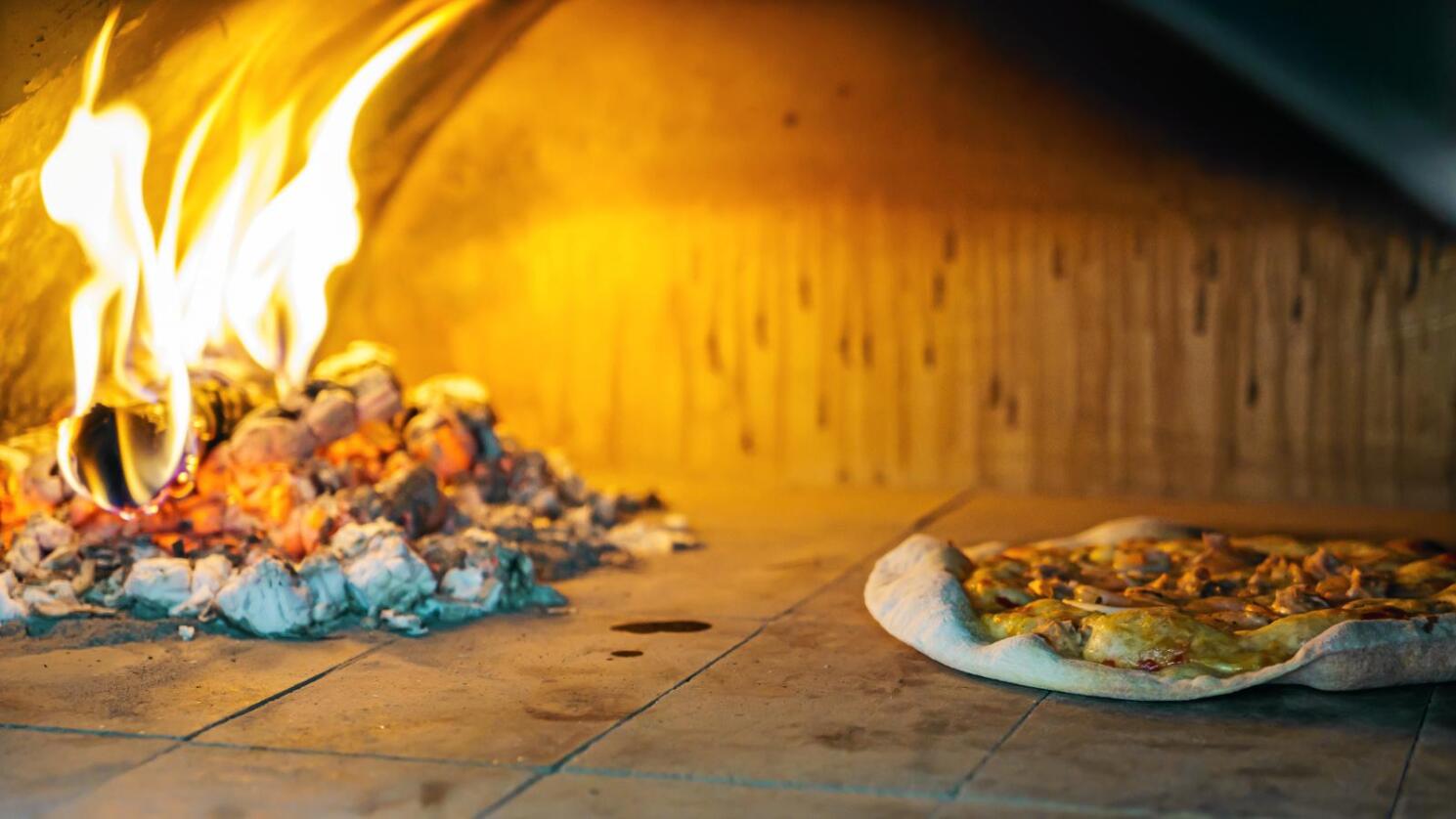 Eldgammel: Pizza har blitt en matrett med utbredelse verden over. Men det tynne brødet med valgfritt fyll på toppen har en mer enn tusen år gammel historie også her i landet. Foto: Mostphotos