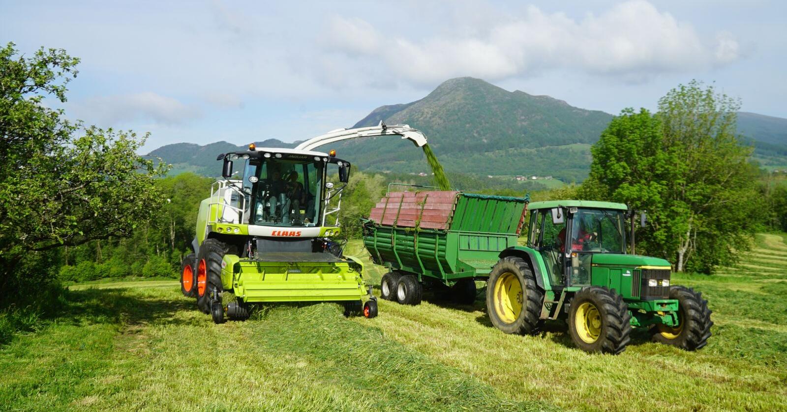 Sein og etterhvert tørr vår skaper utfordringer for grasavlingene noen steder i landet. Arkivfoto: Traktor