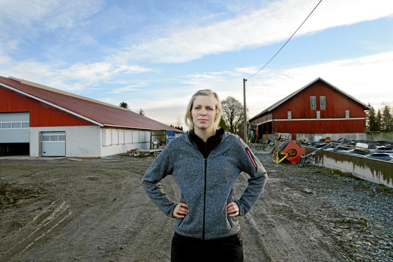 Tilskotskutt: Kristin Thonerud (28), som driv med økologisk mjølkeproduksjon i Spydeberg i Østfold, er skuffa over å få meir enn 20.000 kroner i kutt i tilskota til gras og beitedyr i årets jordbruksoppgjer. Foto: Mariann Tvete