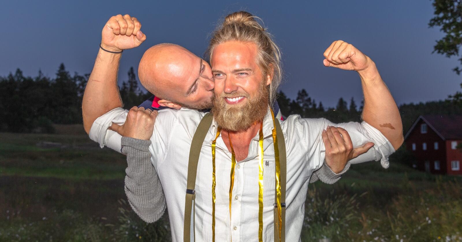 Instagram-stjerne Lasse Matberg fikk et kyss på skinnet av komiker Terje Sporsem etter å slått ham i «Farmen Kjendis»-finalen. Foto: Alex Iversen/TV 2