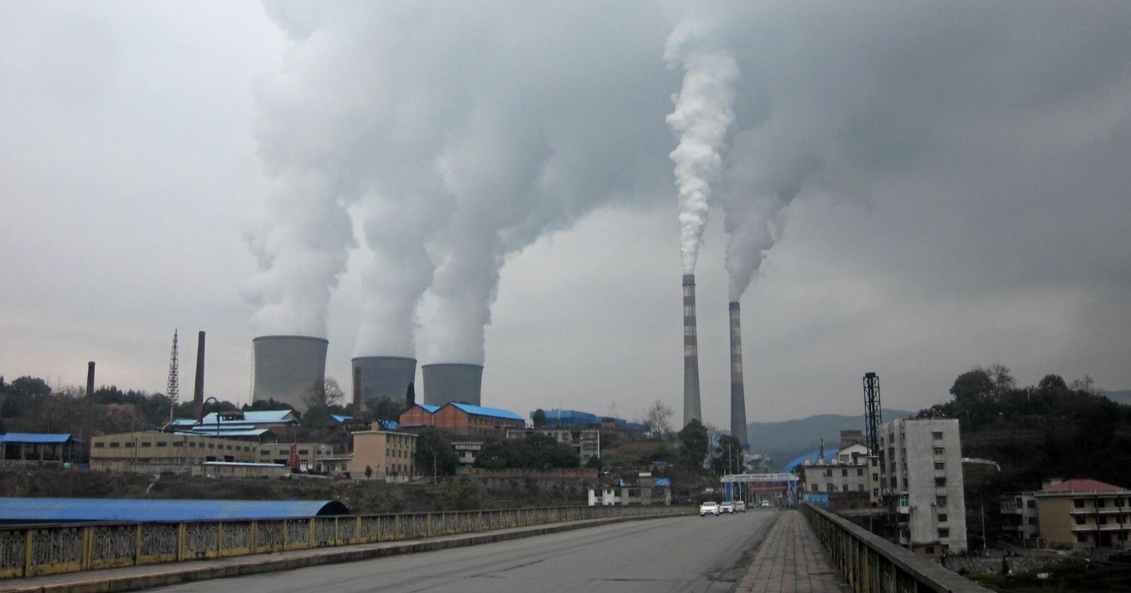 Flesteparten av de nye kullprosjektene som fortsatt planlegges, befinner seg i Kina. Bildet viser kinesisk varmekraftverk, fyrt på kull i Hunan. (Foto: Huangdan2060, Wikimedia)