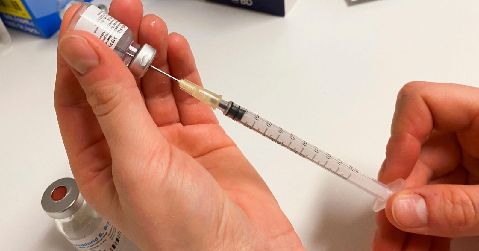 Når Nord-Fron kommune informerer på Facebook om koronavaksine og koronastatus, har vaksineskeptikarar vore raske til å reagere. Foto: Tone Spieler / NTB
