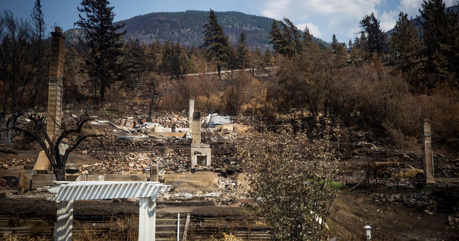 Ødelagte hus i Lytton i British Columbia etter skogbrannene som herjet tidligere i sommer. Foto: Darryl Dyck/The Canadian Press via AP / NTB
