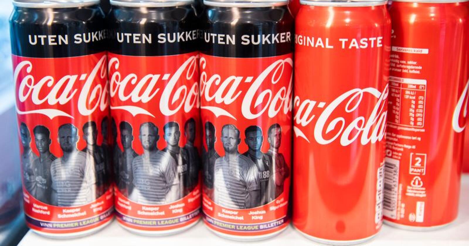 Coca-Cola uten sukker side om side med såkalt rød-cola (med sukker). Et av forslagene som ligger på bordet er å innføre en differensiert avgift for brus, hvor man skiller mellom sukkerfri og sukkerholdig. Foto: Berit Roald / NTB scanpix