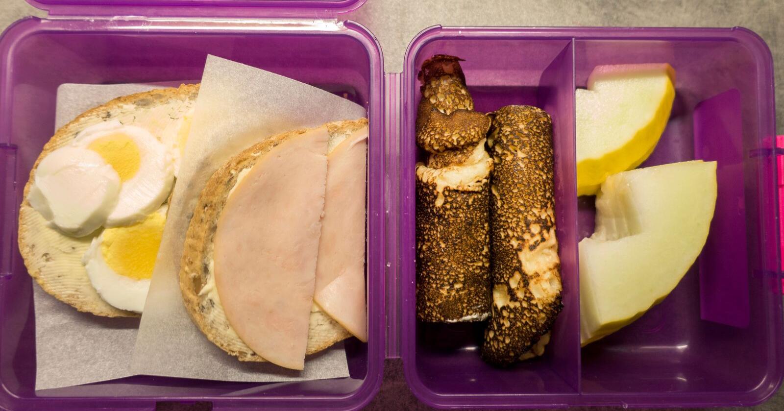Forskere har sett på effekten av skolemat. I Norge er det vanlig å ha med seg matboks på skolen. Foto: Gorm Kallestad / NTB
