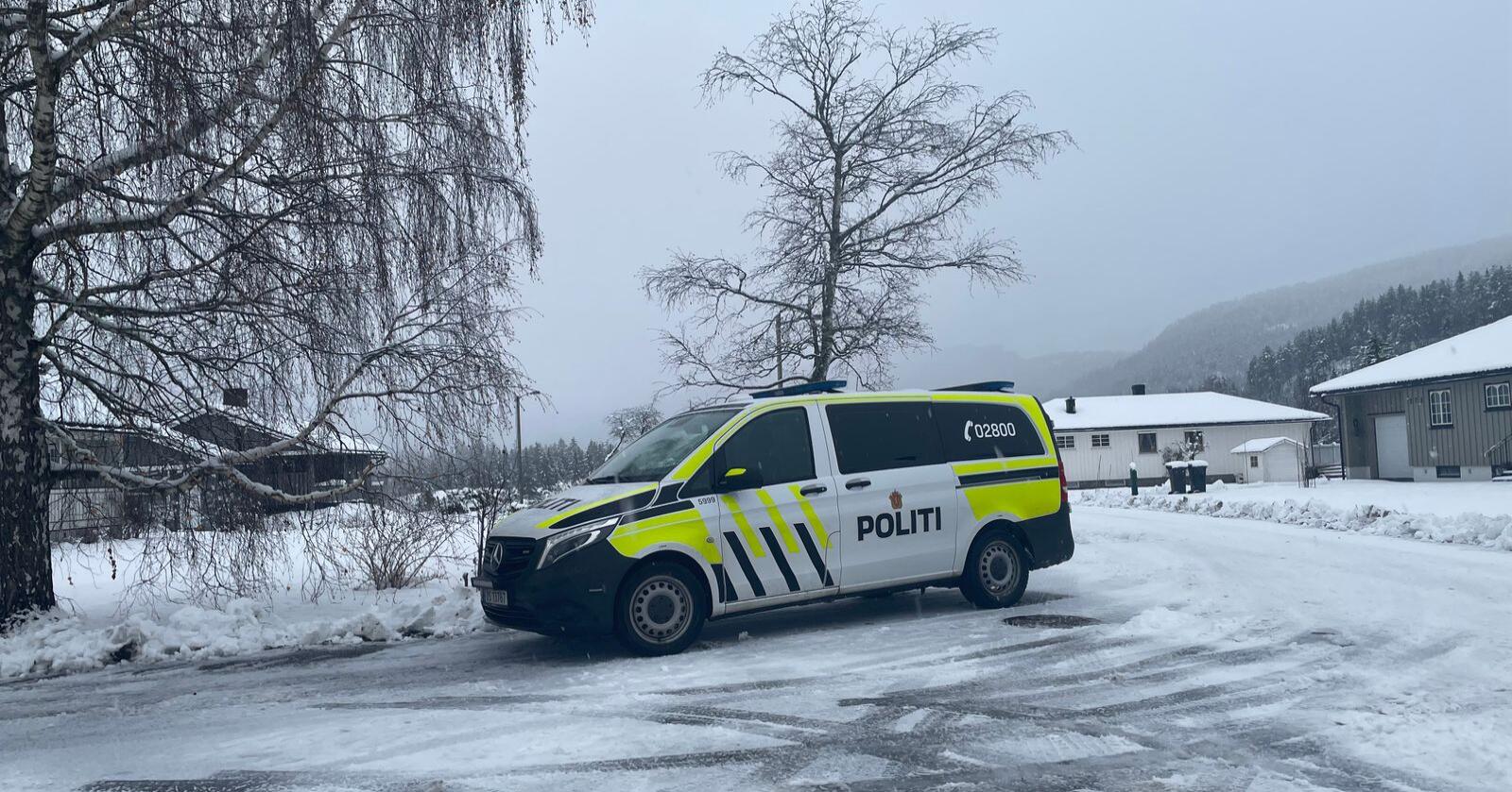 Politiet har parkert bilen sin nede ved veien i Frølandsgrenda. Foto: Frida Bergendal Ytterbø