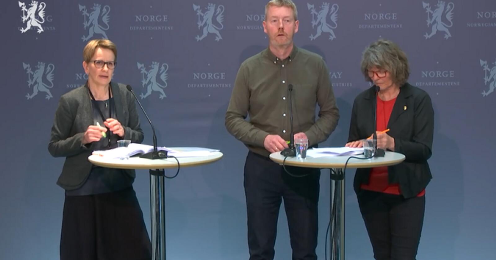 Viil Søyland, Bjørn Gimming og Kjersti Hoff under fremleggelsen av tilbudet. Foto: Regjeringen