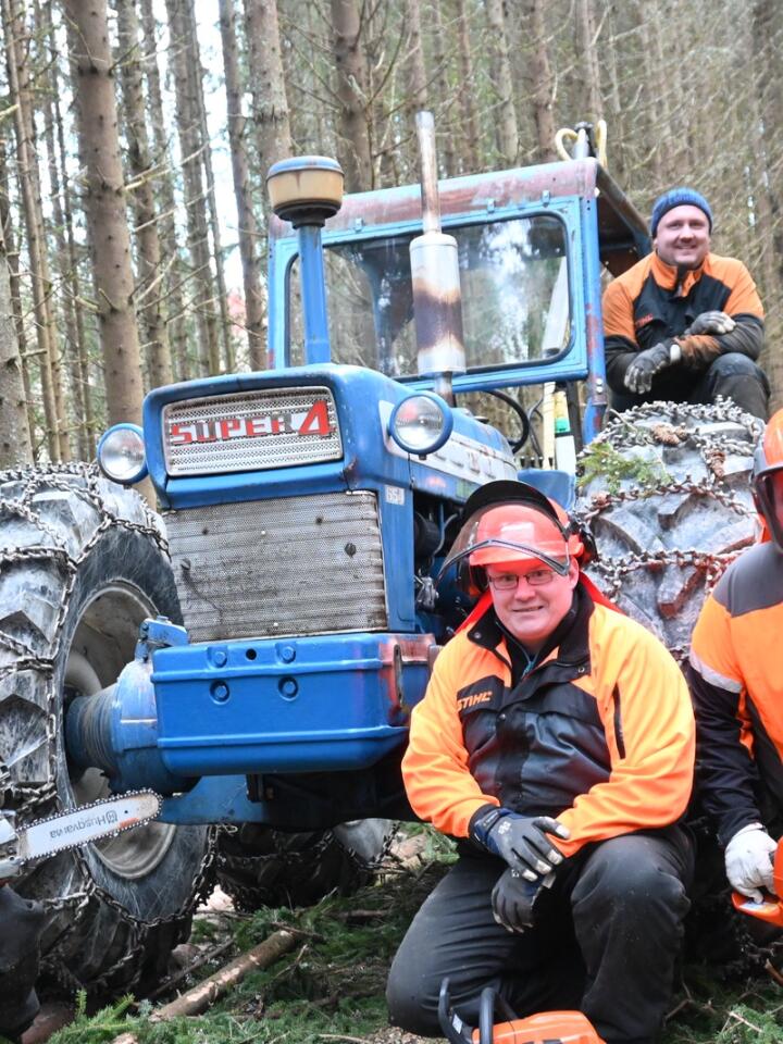 Skogskara: Tor Anders Lund (f.v.), svoger Chris Rimestad og kompis Marius Bjerke til høyre. På traktoren sitter Kim Lund.