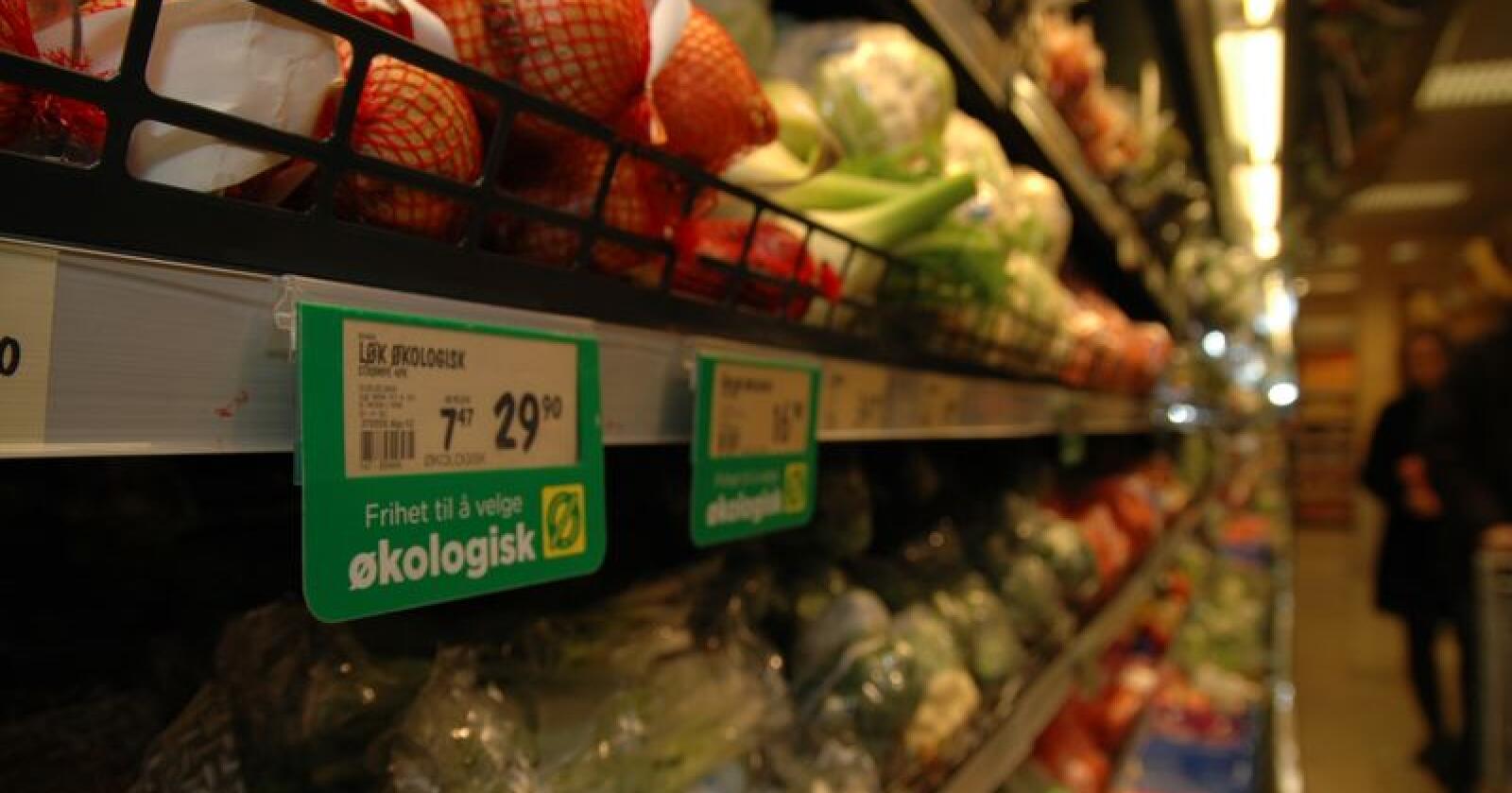 Danmark har ambisiøse planer for videre økovekst. I Norge er de politiske ambisjonene senket. Bildet viser økologisk frukt og grønt i norsk butikk. (Arkivfoto)