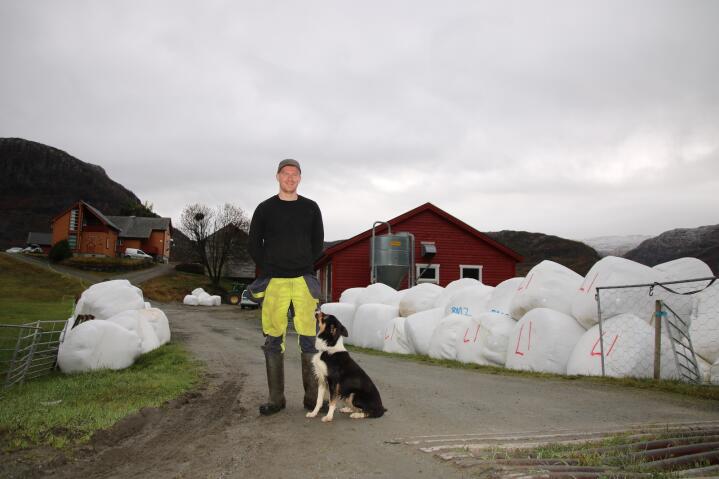 ARBEIDSOM: – Driftsbygningene som du ser, har far bygget, sier Einar. Her står han og Milly foran det nye sauefjøset.