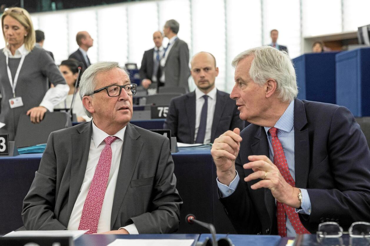 EU-kommisjonens president Jean-Claude Juncker sammen med sjefforhandler Michel Barnier i EU-parlamentet. Bildet er fra april. Foto: Jean-François Badias / AP / NTB scanpix