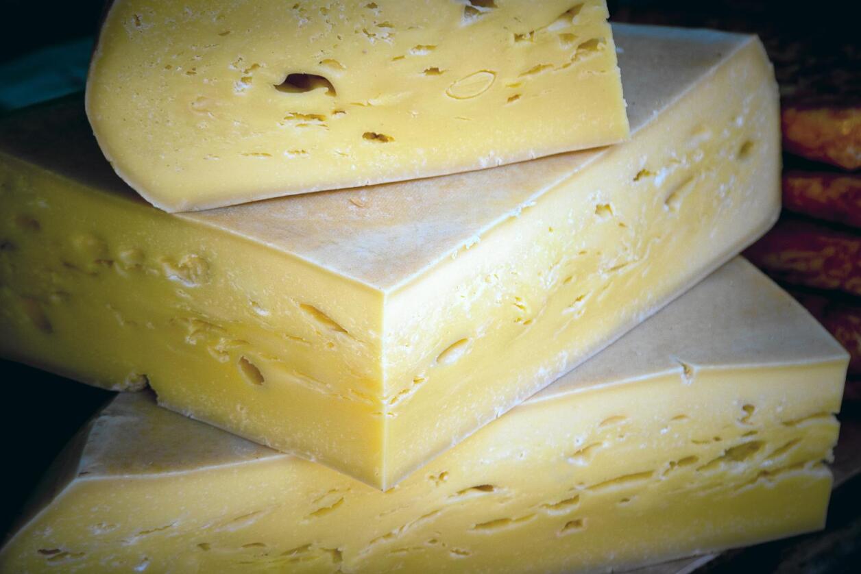 Knott i ost: Ostemaking er et av områdene der bakterier har mye å bidra med. Foto: Colourbox