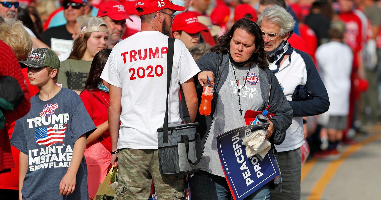 Trump-støttespillere på vei til valgmøte i Fayetteville i Nord-Carolina 29. oktober 2020. Foto: Karl DeBlaker/NTB/AP