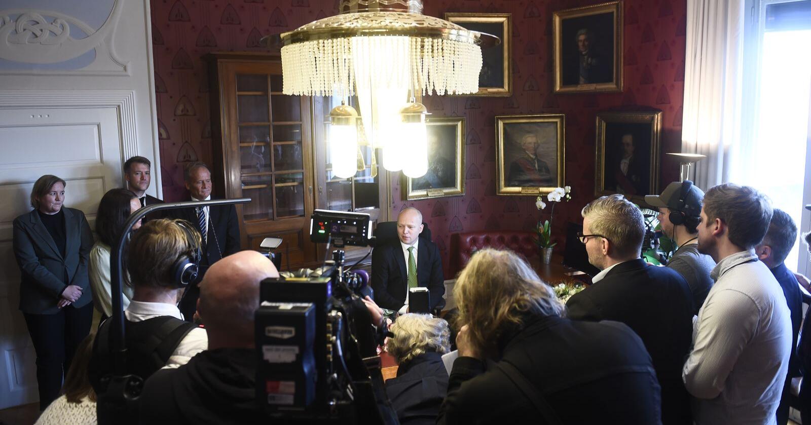 Finansminister Trygve Slagsvold Vedum (Sp) har inntatt plassen bak skrivebordet etter nøkkeloverrekkelsen i Finansdepartementet. Foto: Fredrik Varfjell / NTB
