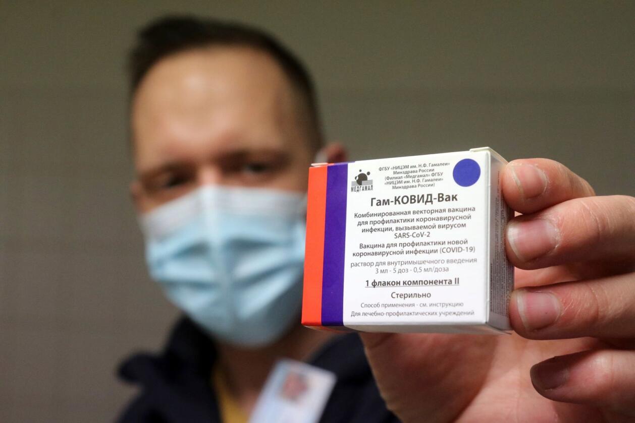 Her holder en ungarsk farmasøyt en pakke med Sputnik V-vaksinen på et medisinsk senter i Miskolc i Ungarn, tidligere i mars i år. Foto: Janos Vajda/MTI via AP