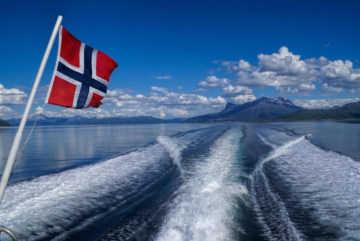 En økning på 200 kroner for en enveisbillett på hurtigbåten Bodø- Svolvær setter sinnene i kok nordpå. Men – hvorfor reagerer ikke hele landet på et sånt overgrep? Foto: Michal Knitl/Mostphotos